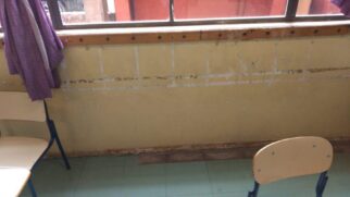 Unidade está com as paredes descascando; moradores também reclamam de pisos quebrados