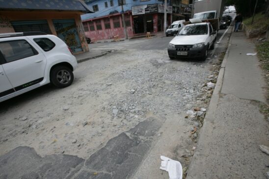 Avenida Felício Barutti fica às margens da rodovia Régis Bittencourt, na cidade de Taboão da Serra