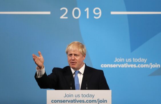 O governo Boris Johnson pisa fundo no acelerador da ruptura litigiosa com a União Europeia (UE), o brexit sem acordo