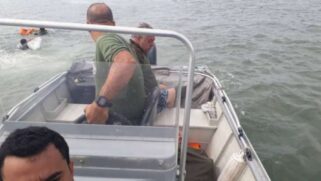 Lancha que levava o piloto e mais três turistas; os quatro ocupantes foram lançados ao mar