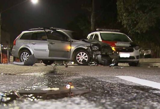 De acordo com a polícia, os suspeitos atiraram primeiro, perderam o controle do automóvel e bateram em outro carro