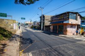 A avenida fica às margens da rodovia Régis Bittencourt (BR-116), além de dar acesso aos bairros Cidade Intercap e Jardim Mirna