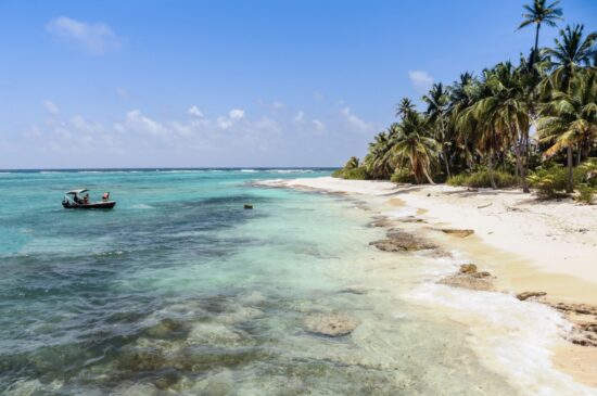 BARREIRAS DE CORAIS. O arquipélago fica localizado em uma barreira de corais. É o que garante as várias tonalidades de cor de água que, para deixar a paisagem mais deslumbrante, é transparente - ideal para mergulhadores que conseguem ver a vida aquática