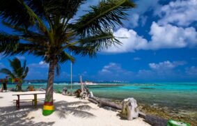 Localizado no mar do Caribe, mas pertencente à Colômbia, San Andrés traz as belezas naturais que um arquipélago tem direito, como águas limpas, areia branca, calor o ano todo e paisagens únicas