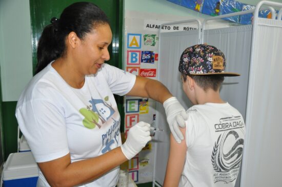 Pessoas de 1 a 29 anos devem tomar duas doses da vacina tríplice