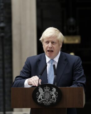 O premiê do Reino Unido, Boris Johnson convocou uma reunião emergencial de governo nesta segunda-feira