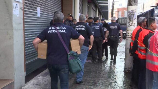 A Receita Federal fiscalizou na manhã de ontem mais de 600 boxes de um shopping popular no Brás