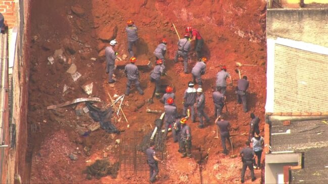 Deslizamento de um barranco na região da Penha, na zona leste