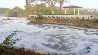 A chuva dos últimos dias provocou a cheia do Rio Tietê, em Salto, e a formação de muita espuma, que começou a se dissipar ontem