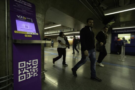Máquina para compra de passagens em formato digital é vista na Estação Paraíso do metrô, zona sul