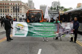 Motoristas e cobradores de ônibus fIzeram um protesto em frente a Prefeitura de São Paulo ontem