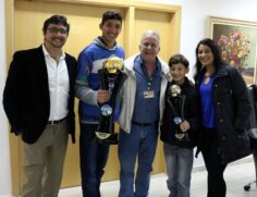 Guilherme Oliveira de 15 anos (esq) e o seu irmão, Matheus Oliveira de 11 anos (dir), ao lado dos pais e o prefeito Jorge Costa