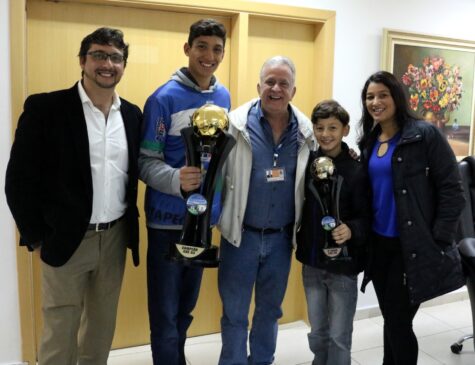 Guilherme Oliveira de 15 anos (esq) e o seu irmão, Matheus Oliveira de 11 anos (dir), ao lado dos pais e o prefeito Jorge Costa
