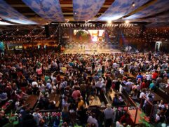 Oktoberfest. A festa acontece entre 9 e 27 de outubro, e a programação é extensa. A cerveja é a atração principal, mas os participantes também aproveitam as apresentações de bandas típicas, desfile e a gastronomia alemã. Mais informações no site oktoberfe