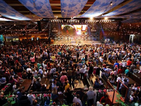 Oktoberfest. A festa acontece entre 9 e 27 de outubro, e a programação é extensa. A cerveja é a atração principal, mas os participantes também aproveitam as apresentações de bandas típicas, desfile e a gastronomia alemã. Mais informações no site oktoberfe