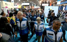 Uma equipe da Prefeitura do Rio de Janeiro chegou à Bienal do Livro por volta do meio-dia de sexta
