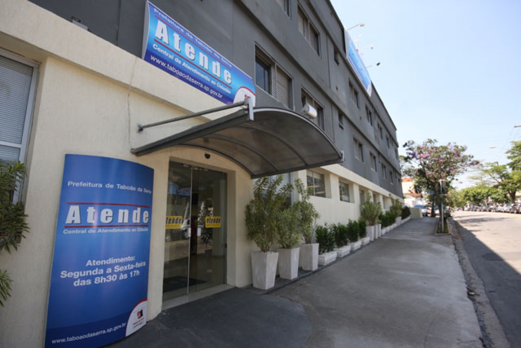 Pessoalmente o contribuinte pode buscar atendimento na Central Atende, na rua Elizabeta Lips, 55, no Jardim Bom Tempo