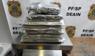 A droga estava dentro da mala de um homem que iria embarcar para a África; apreensão aconteceu na segunda-feira