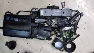 O estúdio foi revirado e os equipamentos depredados; até a tarde de ontem ninguém havia sido preso
