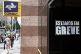 Servidores dos Correios entraram em greve por tempo indeterminado nesta quarta-feira (11)