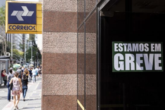 Servidores dos Correios entraram em greve por tempo indeterminado nesta quarta-feira (11)