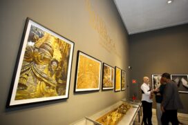 São 32 imagens inéditas, de 80 x 100 cm, que dialogam com um expressivo e raro conjunto de peças dos séculos XVII e XVIII