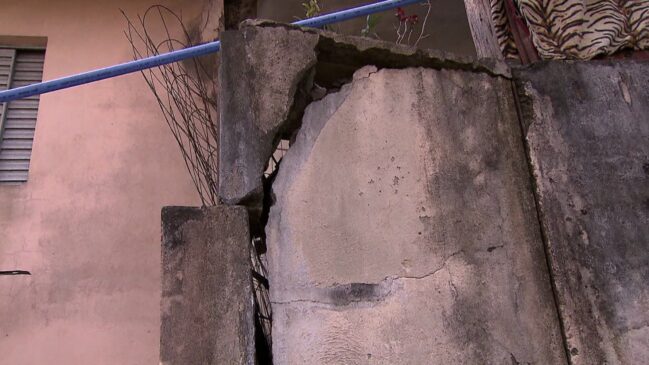 Os moradores do conjunto Jardim Apuanã dizem que várias casas estão cheias de rachaduras e que o chão está cedendo