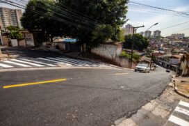 Rua Beatriz Augusta, que é íngreme, liga o Jardim Beatriz a estrada São Francisco em Taboão da Serra