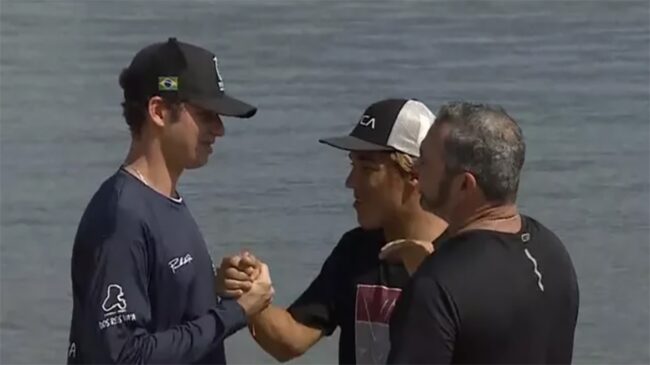 Dupla resgatada após barco naufragar em Ilhabela reencontra equipe que fez salvamento; embarcação virou ao ser atingida por onda
