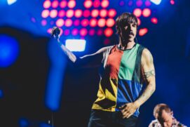 A banda Red Hot Chili Peppers doou uma guitarra para leilão