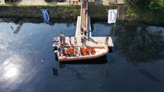 Cerca de 20 pessoas embarcaram em um bote para navegar por 15 minutos no rio Pinheiros