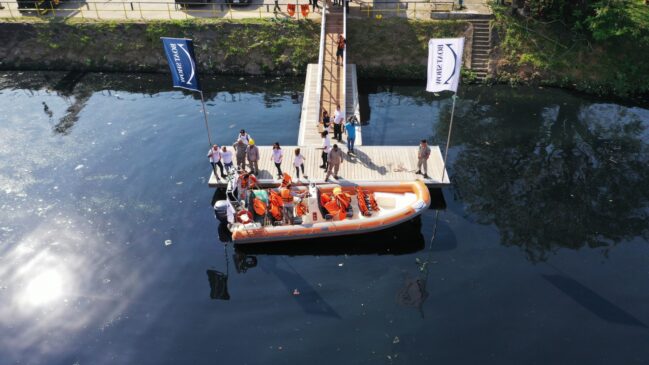 Cerca de 20 pessoas embarcaram em um bote para navegar por 15 minutos no rio Pinheiros