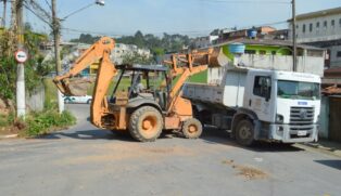 Além de varrição e recolhimento de matos em ruas e vielas, , houve 64 viagens de caminhão para retirada de entulho e cata-bagulho