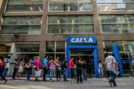 De acordo com o cronograma da Caixa, quem nasceu em janeiro, fevereiro, março e abril recebe primeiro o pagamento