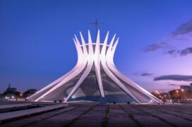 CATEDRAL DE BRASÍLIA. Projetada por Oscar Niemeyer, foi o primeiro monumento a ser criado. Tem 16 colunas de concreto e o teto é de vidro colorido. Está aberta todos os dias, das 8h às 17h (às terças e sextas, ela abre às 10h30).