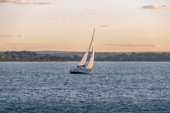 LAGO PARANOÁ.É um lago artificial, que surgiu com as águas represadas do rio Paranoá. É um dos locais mais frequentados por turistas e moradores. Dá para entrar na água em alguns trechos, e alugar pedalinhos, caiaques e pranchas de stand up paddle, perto