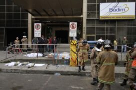 Movimentação após incêndio no Hospital Badim, na zona norte do Rio, na sexta-feira; 11 morreram