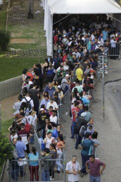 Desempregados enfrentam fila em busca de uma oportunidade de trabalho em S&atilde;o Paulo, antes da pandemia; situa&ccedil;&atilde;o agora &eacute; pior