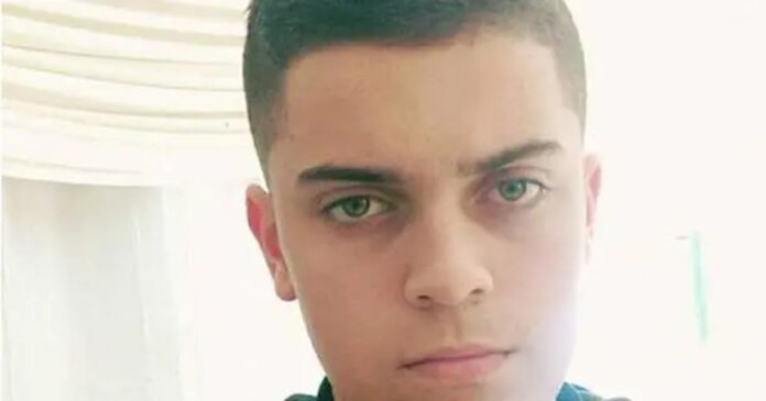 Samuel Campos, de 18 anos, recebeu cerca de 30 golpes de faca e ainda teve o corpo incendiado