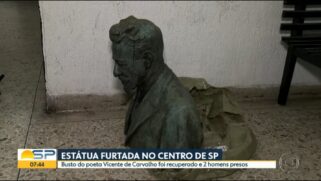 Dupla foi presa em flagrante no momento em que carregava o monumento com a imagem do escritor Vicente de Carvalho