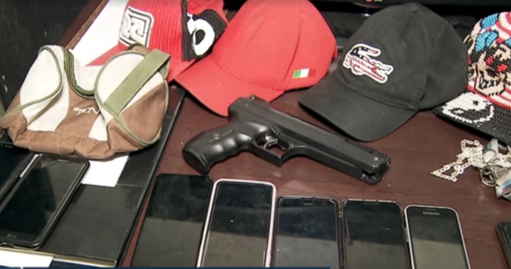 Com os criminosos foram apreendidos uma arma falsa e celulares roubados; os meliantes confirmaram os crimes aos policiais