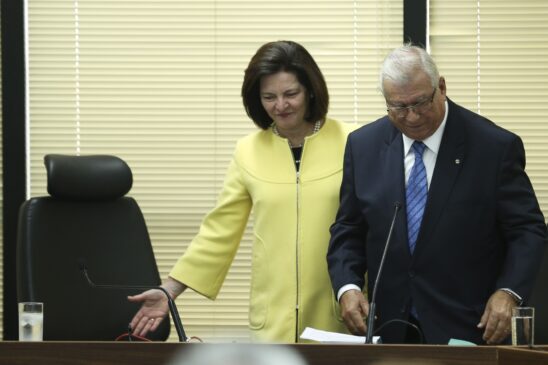 A procuradora-geral da República, Raquel Dodge, transmitiu o cargo a Alcides Martins nesta quarta