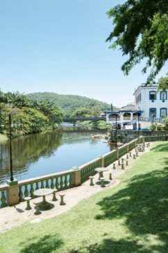 RIO NHUNDIAQUARA. Nas suas margens, há feiras de artesanato, restaurantes e bancos para sentar e admirar a paisagem. A água é limpa, dá para ver os peixes e em alguns trechos, a pesca é permitida. Para quem gosta de ação, tem passeio de boia-cross, raftin
