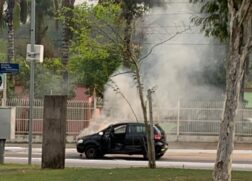 Na manhã de quinta-feira, um carro pegou fogo em Jundiaí; carro foi consumido pelas chamas e ficou totalmente destruído