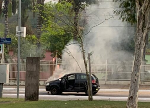Na manhã de quinta-feira, um carro pegou fogo em Jundiaí; carro foi consumido pelas chamas e ficou totalmente destruído