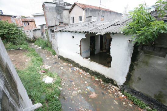 O local também virou um ambiente de proliferação de ratos, baratas e outros insetos; o cheiro em volta é muito forte