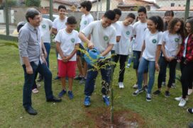 O prefeito Dr. Cássio Prado acompanhou o plantio realizado por alunos na EMEF Vereador Carlos Roberto de Oliveira, no bairro Água Branca