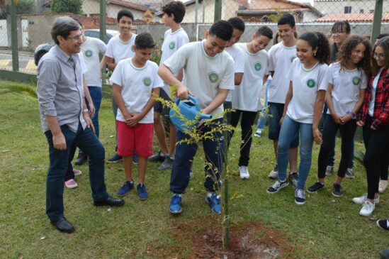 O prefeito Dr. Cássio Prado acompanhou o plantio realizado por alunos na EMEF Vereador Carlos Roberto de Oliveira, no bairro Água Branca
