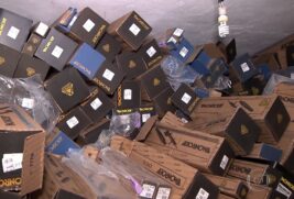 Segundo a polícia, os criminosos estavam com um caminhão carregado com caixas cheias de amortecedores de carro