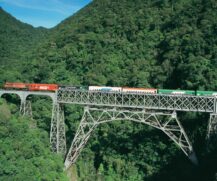 No passeio, o caminho de trem é o que mais chama a atenção ao descer a serra pela estrada de ferro, que tem 130 anos de idade e foi considerada uma das mais belas do mundo